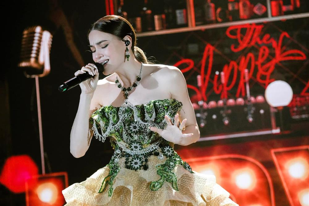 Nếu không phải Hà Hồ, hiếm ai có thể cân đẹp 10 bộ cánh khó nhằn này-4