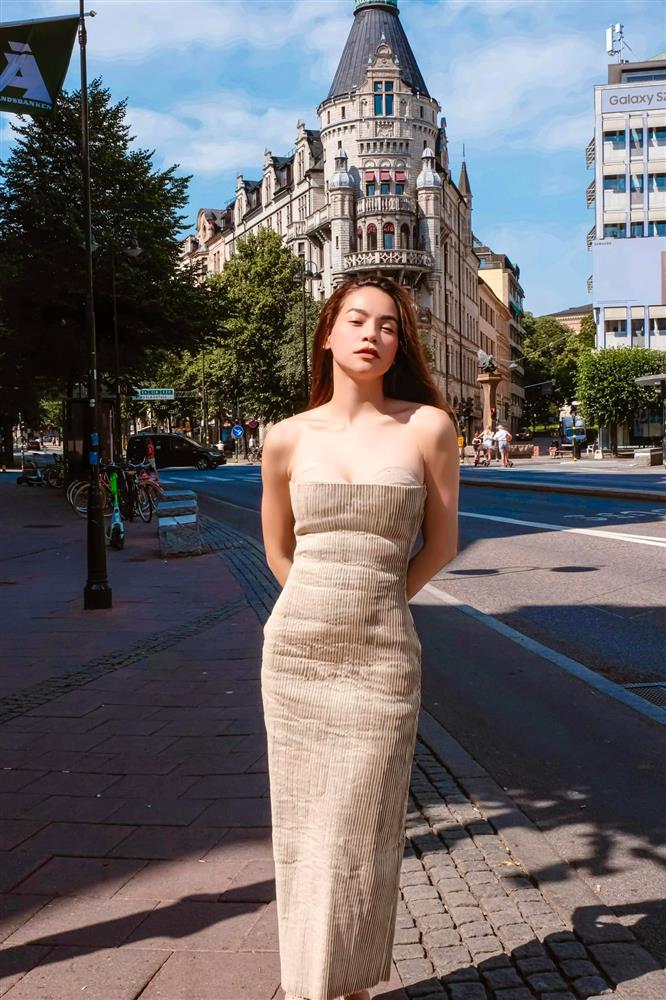 Nếu không phải Hà Hồ, hiếm ai có thể cân đẹp 10 bộ cánh khó nhằn này-8