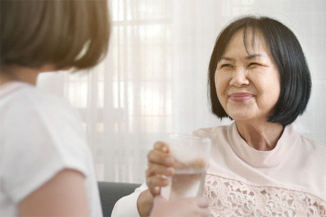 Đón mẹ chồng bị liệt về chăm, một hôm đi làm về sớm đã thấy trong nhà 1 bàn đầy thức ăn ngon, tôi sửng sốt-1