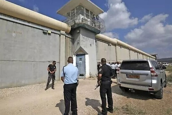 Tù nhân ở Mỹ bị ép nghe Baby Shark-2