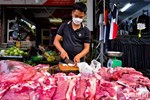 Bão giá thịt lợn: Người nuôi gồng lỗ, dân mua đắt đỏ, thương lái ăn dày-3