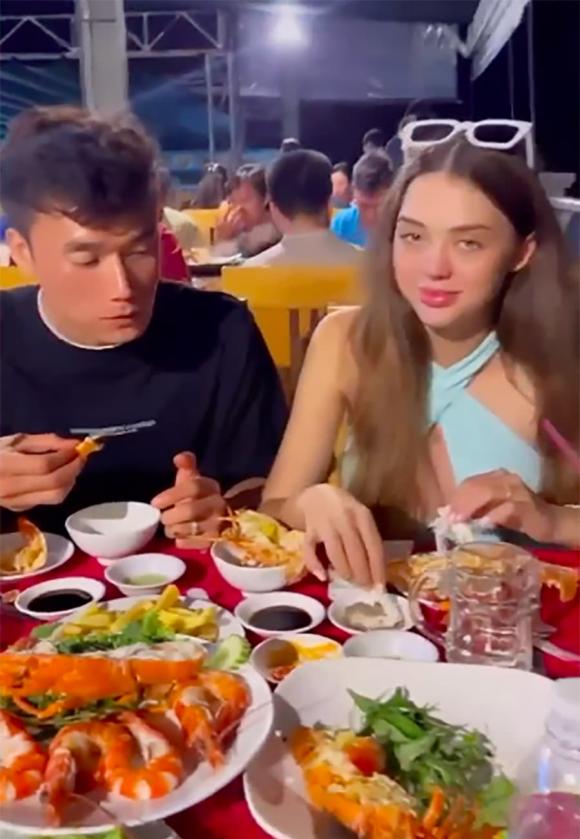 Thủ môn Bùi Tiến Dũng đưa vợ bầu đi ăn, nhan sắc mẫu Tây qua camera mờ ảo gây chú ý-1
