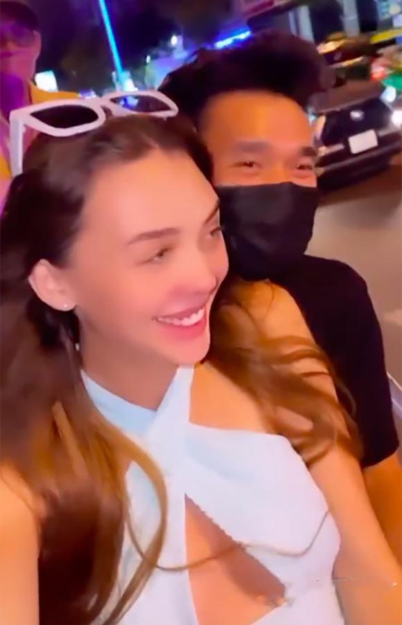 Thủ môn Bùi Tiến Dũng đưa vợ bầu đi ăn, nhan sắc mẫu Tây qua camera mờ ảo gây chú ý-2