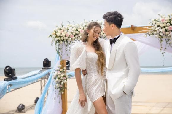 Thủ môn Bùi Tiến Dũng đưa vợ bầu đi ăn, nhan sắc mẫu Tây qua camera mờ ảo gây chú ý-6