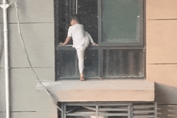 Bé trai 4 tuổi chơi đùa bên ngoài cửa sổ tầng 29 khiến người xem đứng tim