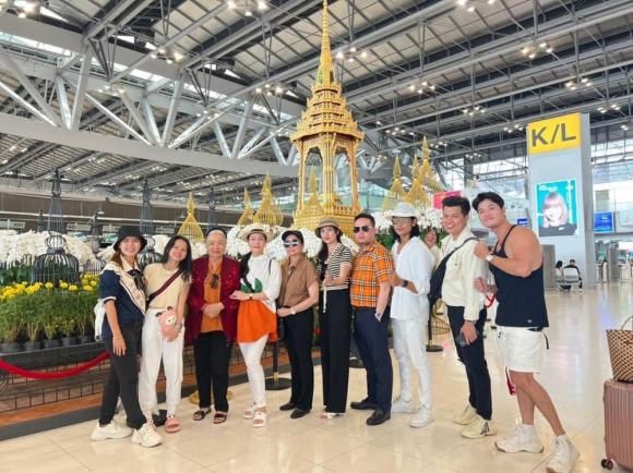 Nhật Kim Anh khoe ảnh du lịch cùng mẹ ruột, dân tình mắt tròn mắt dẹt vì người đàn ông lạ mà quen-5