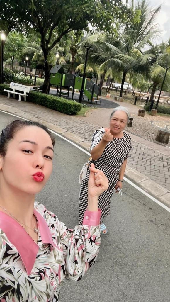Nhật Kim Anh khoe ảnh du lịch cùng mẹ ruột, dân tình mắt tròn mắt dẹt vì người đàn ông lạ mà quen-1