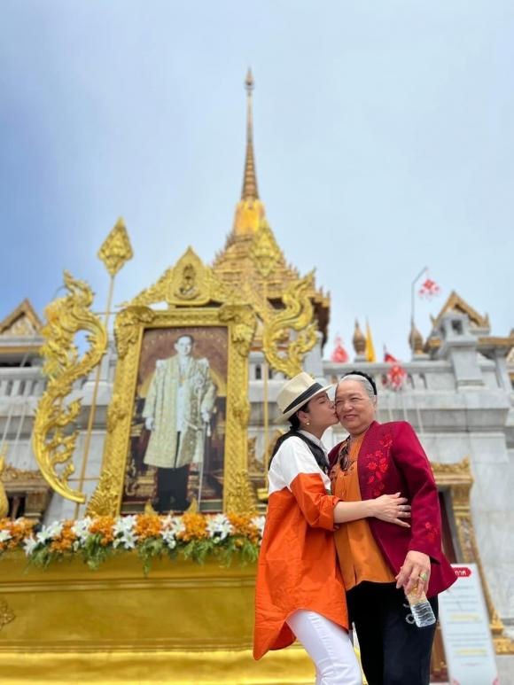 Nhật Kim Anh khoe ảnh du lịch cùng mẹ ruột, dân tình mắt tròn mắt dẹt vì người đàn ông lạ mà quen-2