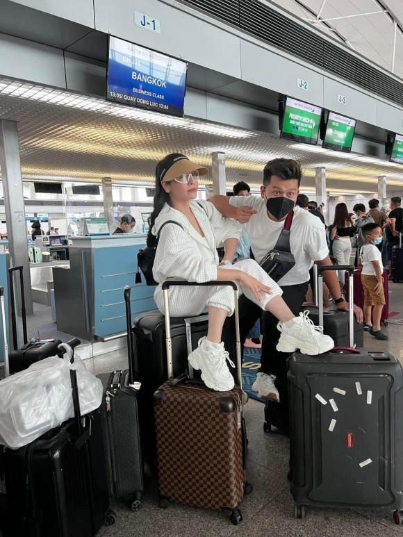 Nhật Kim Anh khoe ảnh du lịch cùng mẹ ruột, dân tình mắt tròn mắt dẹt vì người đàn ông lạ mà quen-3