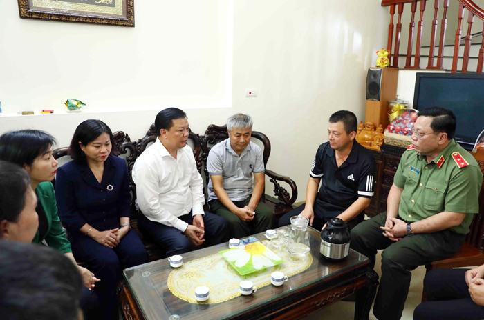 Lãnh đạo thành phố Hà Nội thăm, động viên gia đình cán bộ, chiến sĩ hy sinh trong vụ cháy tại quận Cầu Giấy-1