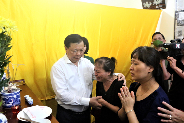 Lãnh đạo thành phố Hà Nội thăm, động viên gia đình cán bộ, chiến sĩ hy sinh trong vụ cháy tại quận Cầu Giấy-2