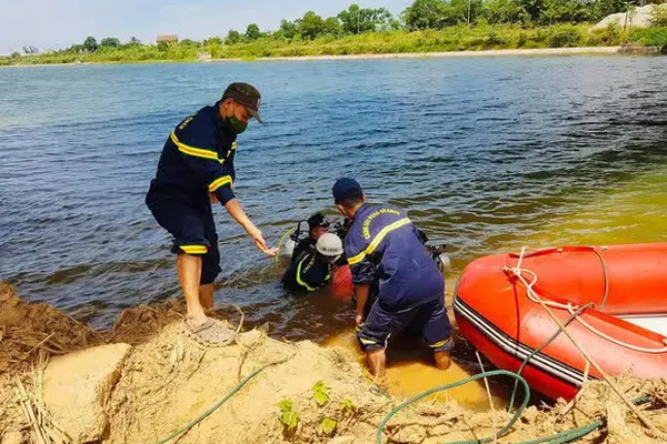 Về quê quay lại phòng trọ hoảng hốt khi thấy chồng tự tử-2