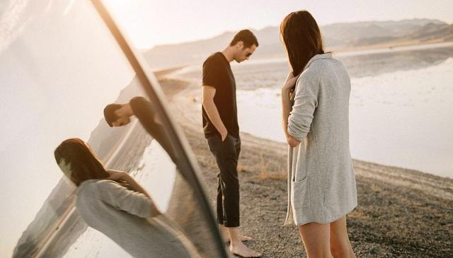 Vợ chồng tôi đi du lịch nhờ mẹ chồng đến trông nom bọn trẻ, về đến nhà thấy em chồng ra mở cửa, tôi quyết định đâm đơn ly hôn-1