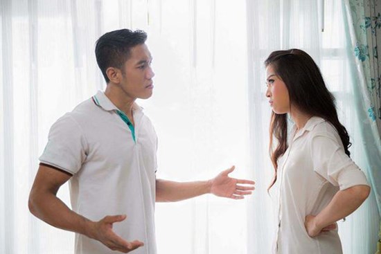 Vợ chồng tôi đi du lịch nhờ mẹ chồng đến trông nom bọn trẻ, về đến nhà thấy em chồng ra mở cửa, tôi quyết định đâm đơn ly hôn