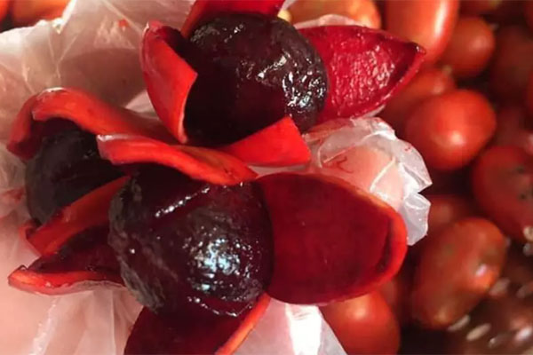 Thứ quả lạ màu đỏ như máu, chị em nhanh tay mua tẩm bổ-1