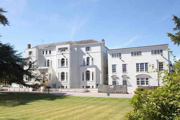 Tiết lộ ngôi trường mới của Hoàng tử George và Công chúa Charlotte với học phí gây choáng và quy tắc riêng đặc biệt-1