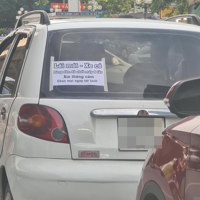 Mới tập lái, tài xế ôtô dán thông báo gây sốc biến chiếc xe trở thành xe ưu tiên-1