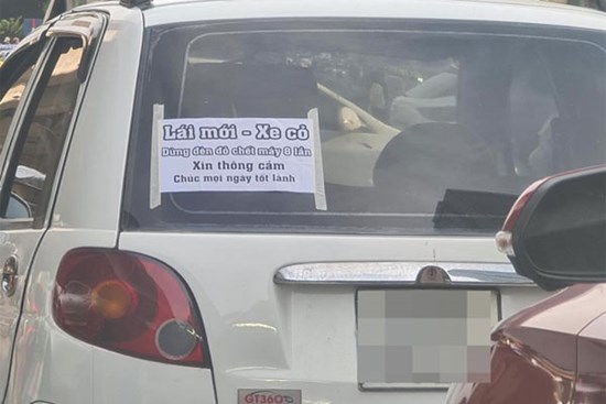 Mới tập lái, tài xế ôtô dán thông báo 'gây sốc' biến chiếc xe trở thành 'xe ưu tiên'