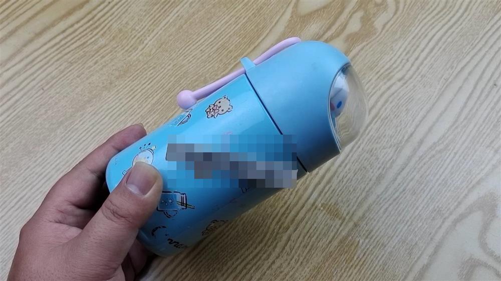 Bình&nbsp;giữ nhiệt rất&nbsp;khó làm sạch? Làm theo cách&nbsp;này, không cần chất tẩy rửa, vi khuẩn và vết bẩn cứng đầu&nbsp;đều được&nbsp;đánh bay-1