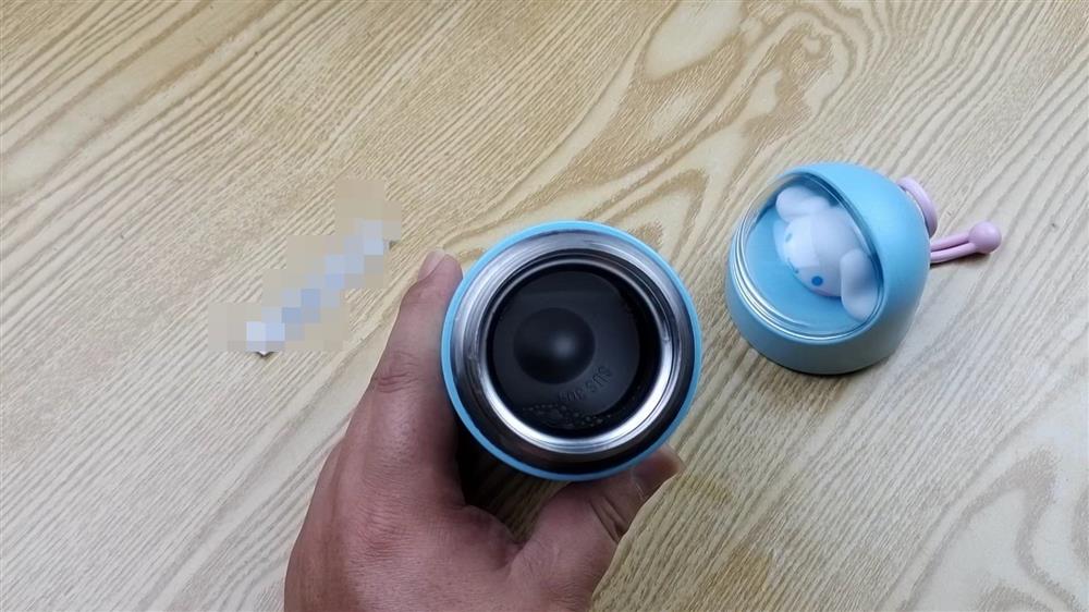 Bình&nbsp;giữ nhiệt rất&nbsp;khó làm sạch? Làm theo cách&nbsp;này, không cần chất tẩy rửa, vi khuẩn và vết bẩn cứng đầu&nbsp;đều được&nbsp;đánh bay-2