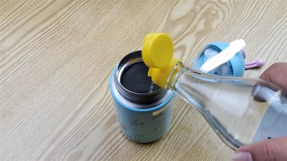 Bình&nbsp;giữ nhiệt rất&nbsp;khó làm sạch? Làm theo cách&nbsp;này, không cần chất tẩy rửa, vi khuẩn và vết bẩn cứng đầu&nbsp;đều được&nbsp;đánh bay-3