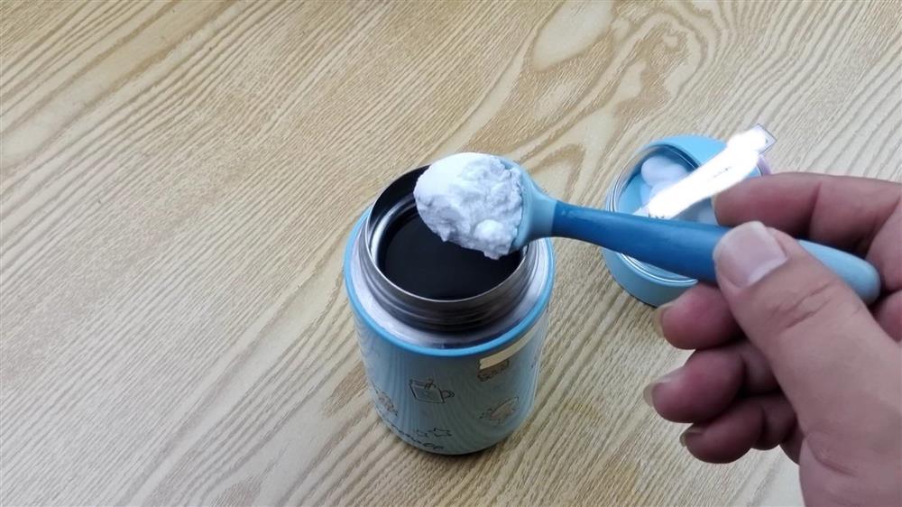 Bình giữ nhiệt rất khó làm sạch? Làm theo cách này, không cần chất tẩy rửa, vi khuẩn và vết bẩn cứng đầu đều được đánh bay-4