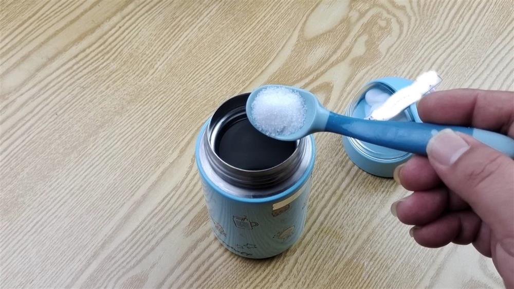 Bình&nbsp;giữ nhiệt rất&nbsp;khó làm sạch? Làm theo cách&nbsp;này, không cần chất tẩy rửa, vi khuẩn và vết bẩn cứng đầu&nbsp;đều được&nbsp;đánh bay-5