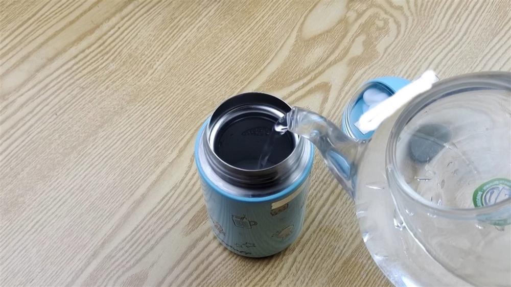 Bình giữ nhiệt rất khó làm sạch? Làm theo cách này, không cần chất tẩy rửa, vi khuẩn và vết bẩn cứng đầu đều được đánh bay-6