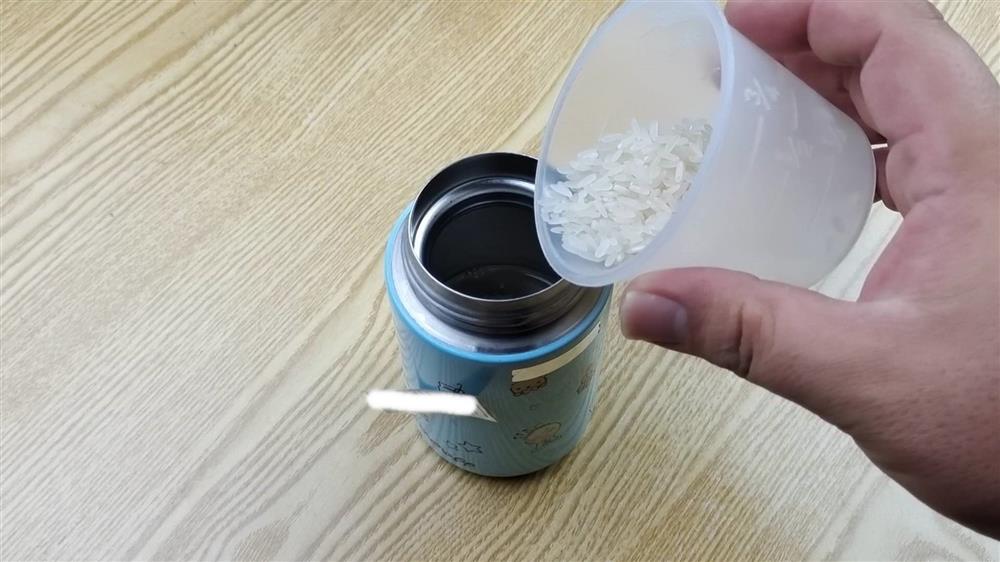 Bình&nbsp;giữ nhiệt rất&nbsp;khó làm sạch? Làm theo cách&nbsp;này, không cần chất tẩy rửa, vi khuẩn và vết bẩn cứng đầu&nbsp;đều được&nbsp;đánh bay-8