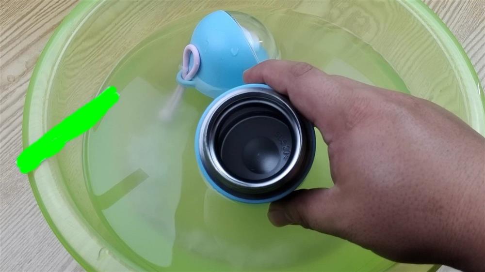 Bình&nbsp;giữ nhiệt rất&nbsp;khó làm sạch? Làm theo cách&nbsp;này, không cần chất tẩy rửa, vi khuẩn và vết bẩn cứng đầu&nbsp;đều được&nbsp;đánh bay-10