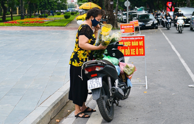 Ảnh, clip: Người dân Hà Nội đội nắng đến tượng đài Công an nhân dân đặt hoa tưởng niệm 3 chiến sĩ PCCC hy sinh-6