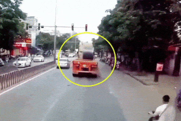 Cuộn thép nặng hàng chục tấn bất ngờ lăn đè bẹp cabin xe đầu kéo, tài xế may mắn thoát nạn thần kỳ