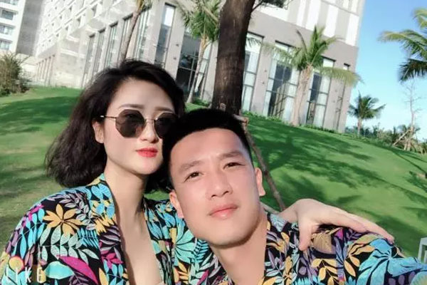 Thêm cầu thủ nổi tiếng sắp lấy vợ, nhan sắc cô dâu gây bất ngờ-6