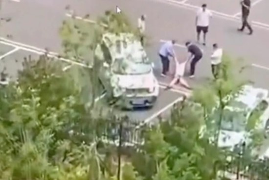 Trung Quốc rúng động vì cô gái bị bạn trai cán ôtô liên tiếp qua người