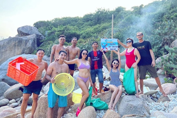 Nhóm khách mặc bikini nhặt rác ở Ninh Thuận không sai-2