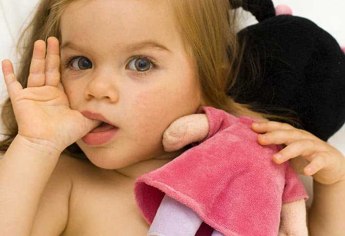 Có nên cho trẻ mút tay không? Bé mút tay phải làm sao?-3