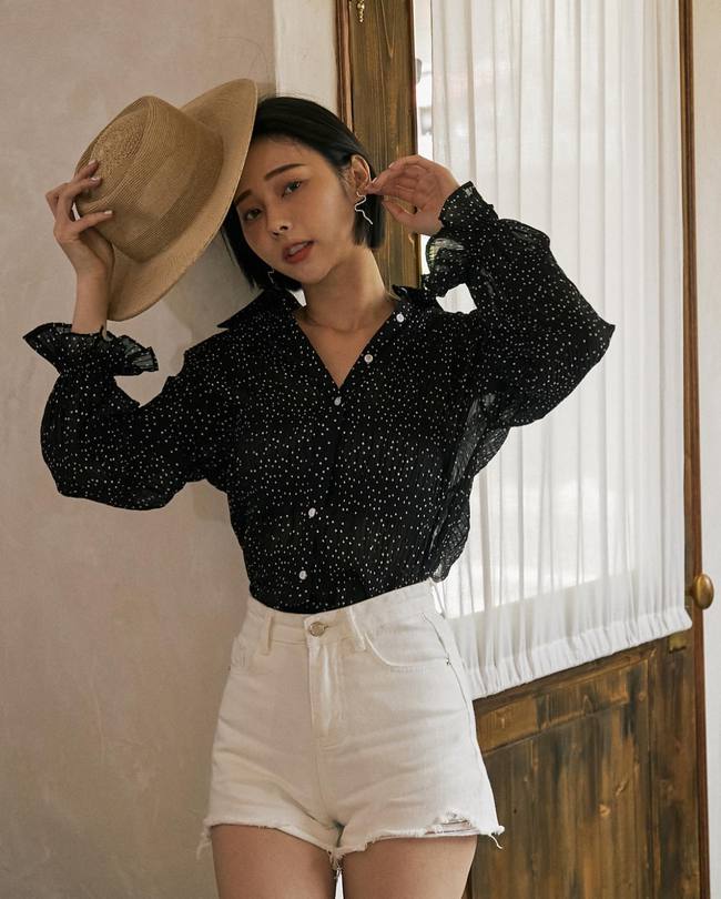 10 cách diện áo sơ mi họa tiết trẻ trung, sang chảnh chứ không sến-3