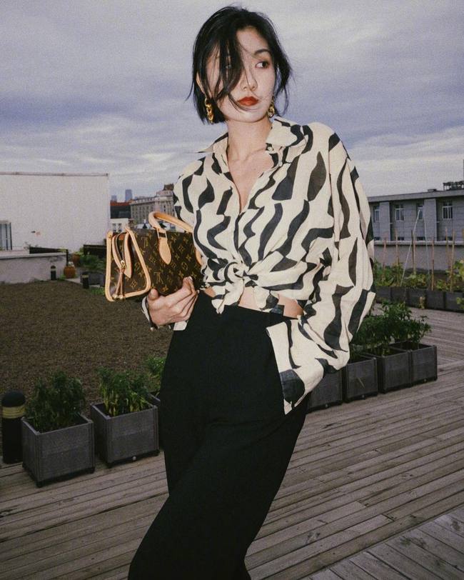 10 cách diện áo sơ mi họa tiết trẻ trung, sang chảnh chứ không sến-4