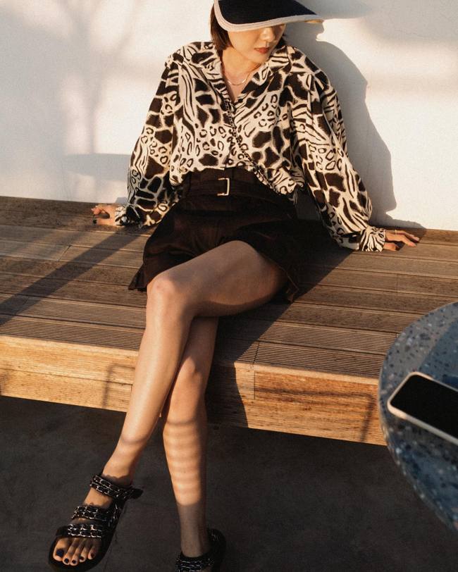 10 cách diện áo sơ mi họa tiết trẻ trung, sang chảnh chứ không sến-5