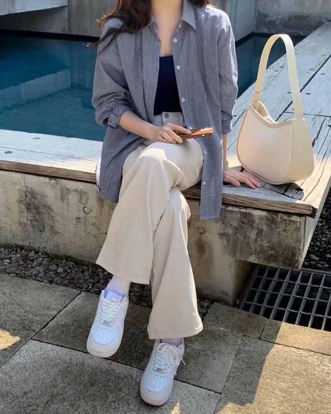 10 cách diện áo sơ mi họa tiết trẻ trung, sang chảnh chứ không sến-7