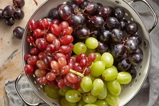 Nhìn đúng 3 điểm biết ngay nho tươi ngon hay bị “ngâm” hóa chất