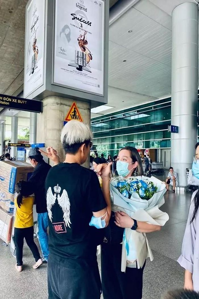 Con gái cố ca sĩ Phi Nhung cùng bố đẻ về Việt Nam-2