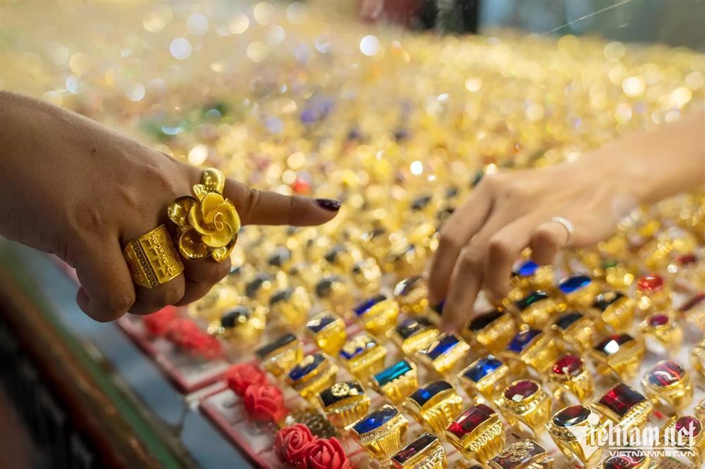 Giá vàng hôm nay 4/8: Vàng chao đảo, lao dốc rồi lại bật tăng-1