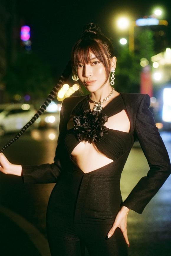 Cao Thái Hà bắt chước Nhã Phương cách che xương ngực gồ ghề-3