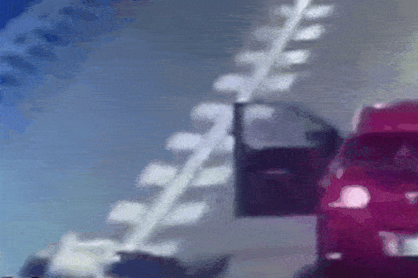 Clip: Người phụ nữ liên tục đập đầu vào xe tải để ăn vạ và cái kết-1