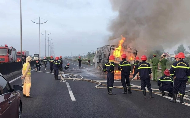 Xe tải cháy rụi trên cao tốc TP Hồ Chí Minh - Trung Lương-1