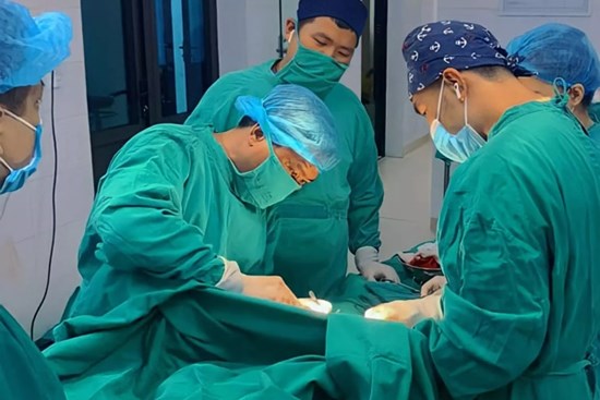 Vụ nổ bom bi khiến 2 anh em nguy kịch: Người em có 3 tổn thương nặng