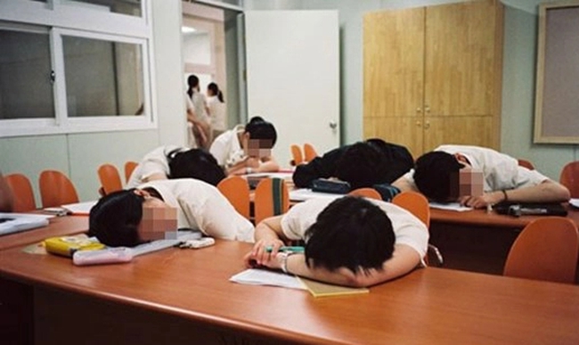 Từ vụ thí sinh ngủ quên trong giờ thi : Thầy giáo kể chuyện nằm gục xuống bàn khi đi thi và cách xử lý bất ngờ của giám thị-1