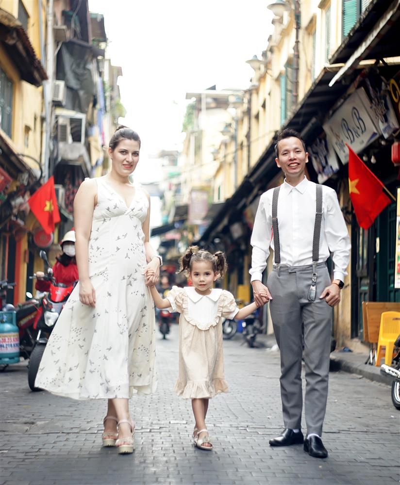 CEO 2 công ty nổi tiếng xấu hổ vì dành ít thời gian cho con nhưng thành tích của bé cực đáng nể: 4 tuổi thành thạo 5 thứ tiếng, 13 môn nghệ thuật, 30 huy chương-1