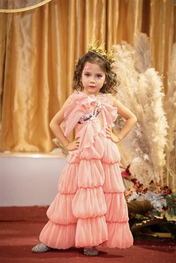 CEO 2 công ty nổi tiếng xấu hổ vì dành ít thời gian cho con nhưng thành tích của bé cực đáng nể: 4 tuổi thành thạo 5 thứ tiếng, 13 môn nghệ thuật, 30 huy chương-7